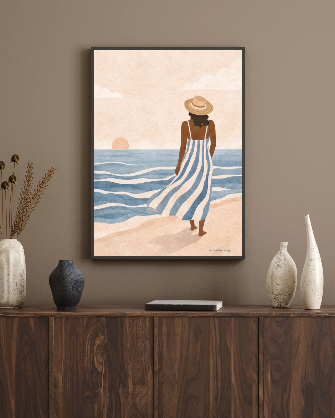 Affiche femme bord de mer | Illustration robe fluide face à l’océan – Déco murale bohème & élégante – My Positive Energy